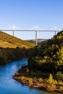 Tarn Vadisi 'nden geçen Millau Viyadük Ortaçağ Peyre Köyü' nden (Aveyron)
