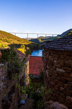 Tarn Vadisi 'nden geçen Millau Viyadük Ortaçağ Peyre Köyü' nden (Aveyron)