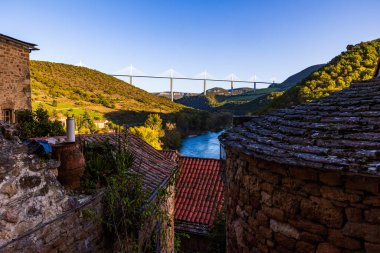 Tarn Vadisi 'nden geçen Millau Viyadük Ortaçağ Peyre Köyü' nden (Aveyron)