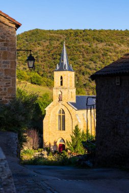 Peyre köyündeki Tarn 'ın yanındaki Saint-Christophe Kilisesi (Aveyron)