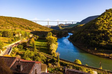Tarn Vadisi 'nden geçen Millau Viyadük Ortaçağ Peyre Köyü' nden (Aveyron)