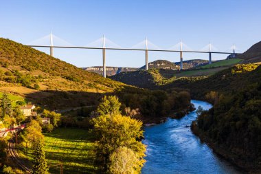 Tarn Vadisi 'nden geçen Millau Viyadük Ortaçağ Peyre Köyü' nden (Aveyron)