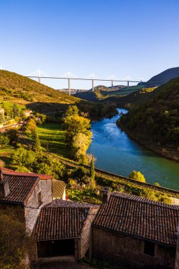 Tarn Vadisi 'nden geçen Millau Viyadük Ortaçağ Peyre Köyü' nden (Aveyron)