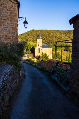 Peyre köyündeki Tarn 'ın yanındaki Saint-Christophe Kilisesi (Aveyron)