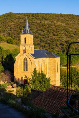 Peyre köyündeki Tarn 'ın yanındaki Saint-Christophe Kilisesi (Aveyron)
