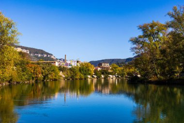 Millau 'daki Tarn Nehri Pont Vieux' daki Antik Değirmen 'den görünüyordu.