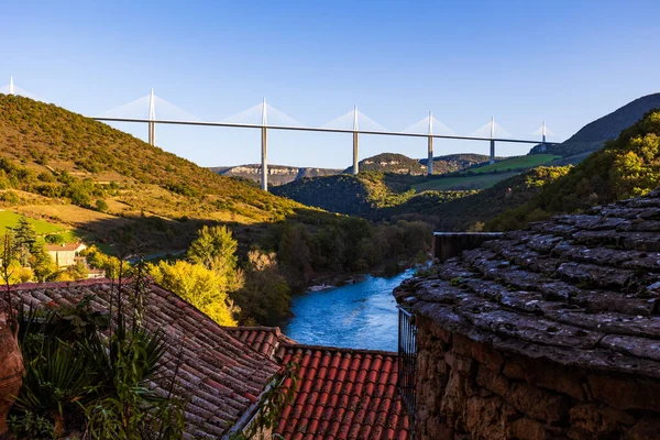 Tarn Vadisi 'nden geçen Millau Viyadük Ortaçağ Peyre Köyü' nden (Aveyron)