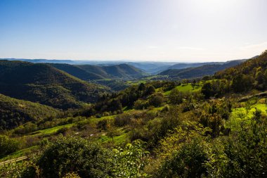 Millau yakınlarındaki eski Levezou başkenti Castelnau-Pegayrols ortaçağ köyünden kırsal kesimin panoraması