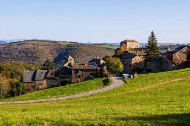 Millau yakınlarındaki Levezou 'nun eski başkenti Castelnau-Pegayrols ortaçağ köyü.