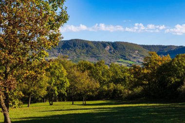 Larzac 'taki Cernon Vadisi' nde Tournemire 'ı Le Vigan' a bağlayan eski demiryolu hattından bir tren yoluna dönüştürülmüş.