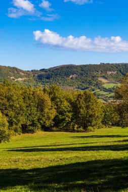 Larzac 'taki Cernon Vadisi' nde Tournemire 'ı Le Vigan' a bağlayan eski demiryolu hattından bir tren yoluna dönüştürülmüş.