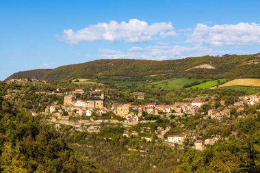 Larzac 'taki La Bastide-Pradines köyü Tournemire' ı Le Vigan 'a bağlayan eski demiryolu hattından bir tren yoluna dönüştürüldü.