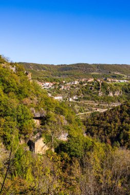 Larzac 'taki Cernon Vadisi' nde Tournemire 'ı Le Vigan' a bağlayan eski demiryolu hattından bir tren yoluna dönüştürülmüş.