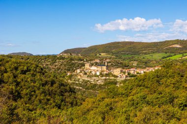 Larzac 'taki La Bastide-Pradines köyü Tournemire' ı Le Vigan 'a bağlayan eski demiryolu hattından bir tren yoluna dönüştürüldü.