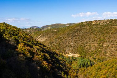 Larzac 'taki Cernon Vadisi' nde Tournemire 'ı Le Vigan' a bağlayan eski demiryolu hattından bir tren yoluna dönüştürülmüş.