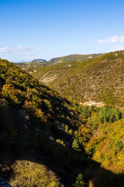 Larzac 'taki Cernon Vadisi' nde Tournemire 'ı Le Vigan' a bağlayan eski demiryolu hattından bir tren yoluna dönüştürülmüş.