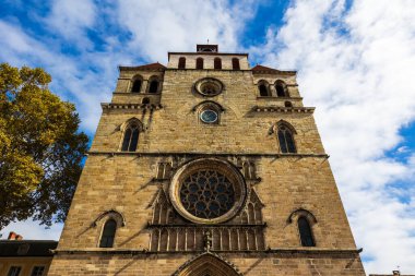 Cahors 'taki Saint-Etienne Katedrali Batı Cephesi, Romanesk ve Gotik mimarinin ustaca harmanlanmış bir harmanı.
