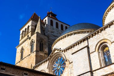 Cahors 'taki Saint-Etienne Katedrali' nin çan kulesi. Romanesk ve Gotik mimarinin ustaca harmanlanmış bir harmanı.