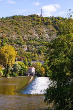 Cahors 'taki Lot Nehri kıyısındaki Coty Mill.