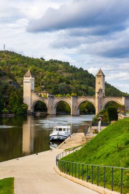 Valentre Köprüsü Cahors 'taki Lot Nehri' ni geçiyor.