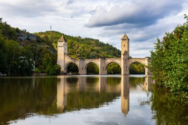 Valentre Köprüsü Cahors 'taki Lot Nehri' ni geçiyor.