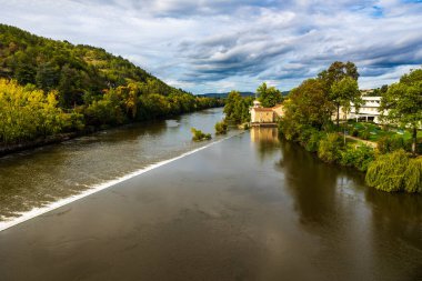 Cahors 'taki Valentre Köprüsü' nden görüldüğü gibi Lot Nehri.
