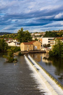 Cahors 'taki Valentre Köprüsü' nden görüldüğü gibi Lot Nehri.