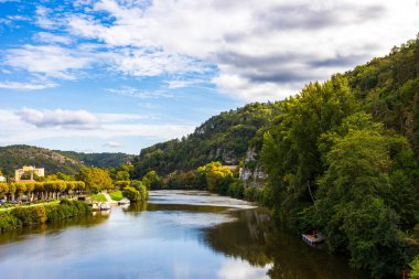 Cahors 'taki Valentre Köprüsü' nden görüldüğü gibi Lot Nehri.