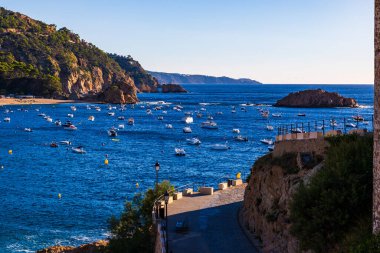 Tossa de Mar körfezine demir atmış küçük tekneler, eski kasaba duvarlarından görüldü.