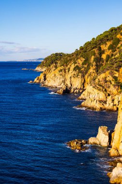 Tossa de Mar 'ın etrafındaki kayalık kayalıklar