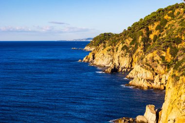 Tossa de Mar 'ın etrafındaki kayalık kayalıklar