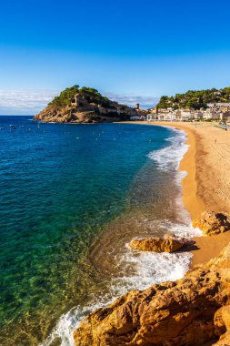 Duvarları ve kuleleri kumsaldan görünen eski Tossa de Mar kasabası.