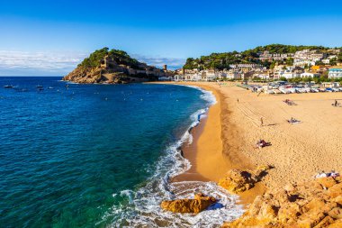 Duvarları ve kuleleri kumsaldan görünen eski Tossa de Mar kasabası.