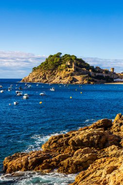 Duvarları ve kuleleri kumsaldan görünen eski Tossa de Mar kasabası.