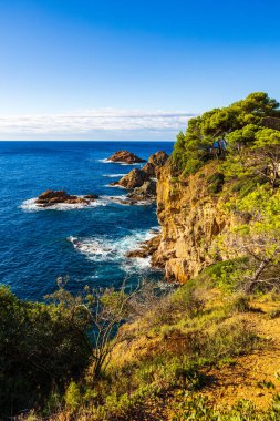 Tossa de Mar 'ın etrafındaki kayalık kayalıklar
