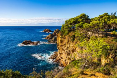 Tossa de Mar 'ın etrafındaki kayalık kayalıklar