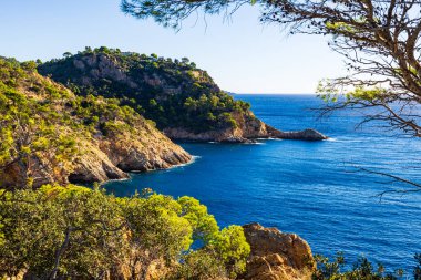Tossa de Mar 'ın etrafındaki kayalık kayalıklar