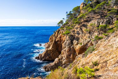 Tossa de Mar 'ın etrafındaki kayalık kayalıklar