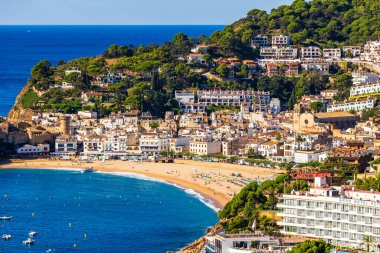 Modern Tossa de Mar kasabası eski şehir surlarından izlendi