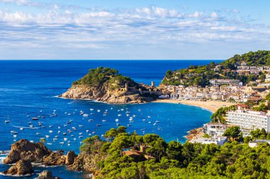 Tossa de Mar Körfezi. Eski şehrin surları ve beyaz cepheleriyle.