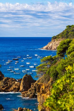 Tossa de Mar körfezine demir atmış küçük tekneler, eski kasaba duvarlarından görüldü.
