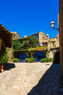 Peratallada, İspanya 'nın ortaçağ köyünün dar sokakları