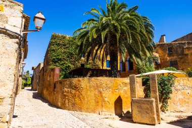 Peratallada, İspanya 'nın ortaçağ köyünün dar sokakları