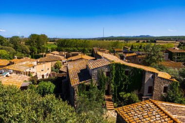 Peratallada Kalesi ve Peratallada, İspanya 'nın ortaçağ köyüne bakan büyük kulesi