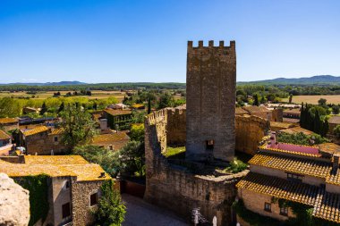 Torre de les Hores 'dan Peratallada' nın ortaçağ köyüne bakın.