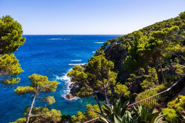 Akdeniz manzaralı Kaptan Roig Botanik Bahçesi