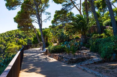 Akdeniz manzaralı Kaptan Roig Botanik Bahçesi