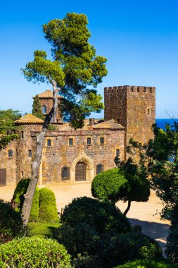 Kaptan Roig Şatosu, 1927 'de botanik bahçesiyle çevrili bir neo-ortaçağ tarzında inşa edildi.