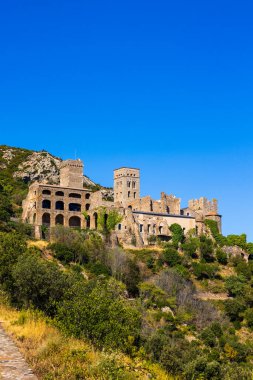 Sant Pere de Rodes Manastırı Cami del Monestir 'in aşağısından izlendi.