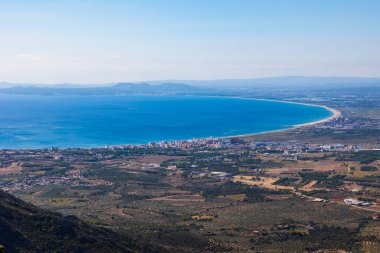 Güller ve Empuriabrava çevresindeki Costa Brava plajları ve Aiguamolls d Emporda Doğal Parkı.